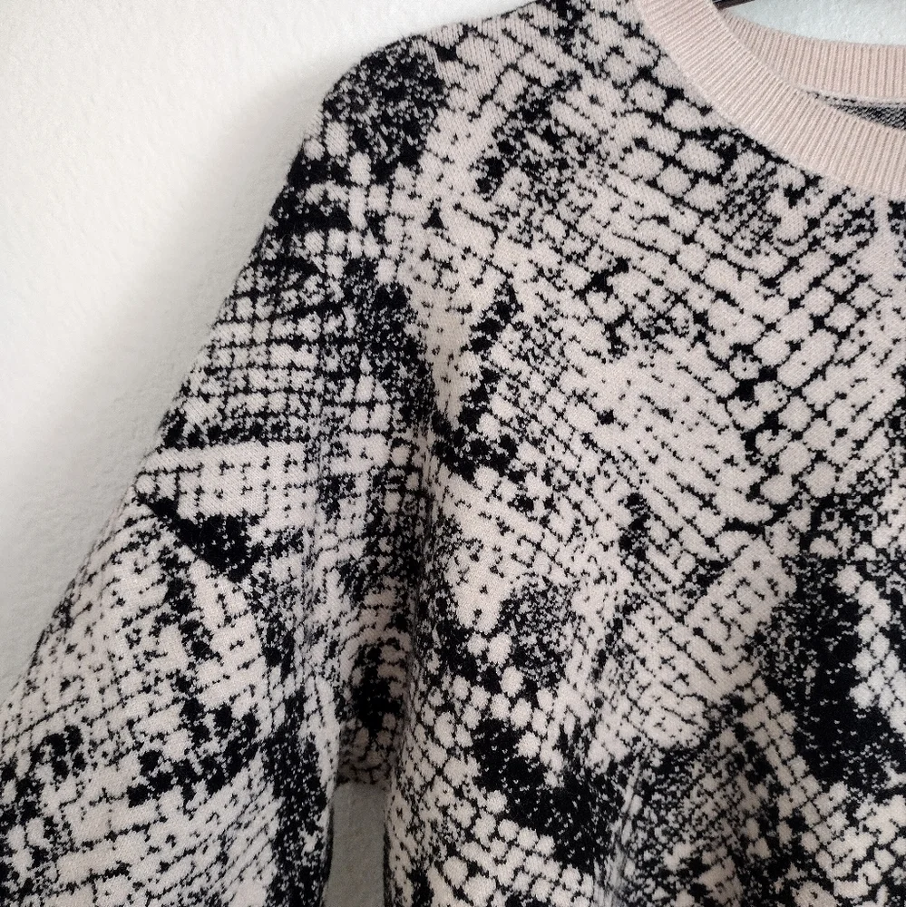 Guess Tamelia Black Cream Animal Print Cropped Sweater Size Large - Picture 6 of 15